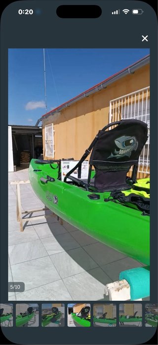 Kayak de pedales verde con 2 cañas y accesorios.
