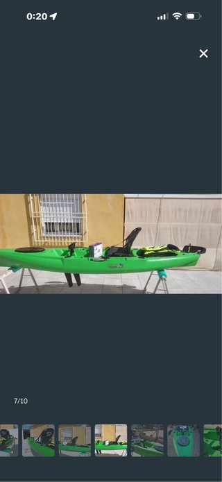 Kayak de pedales verde con 2 cañas y accesorios.