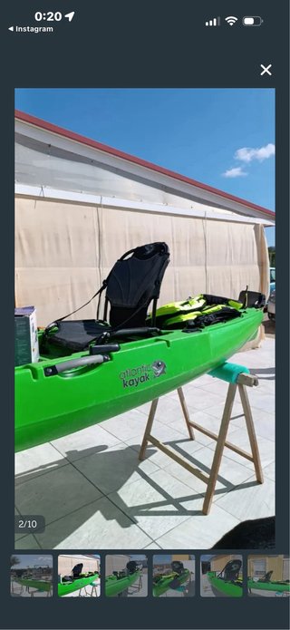 Kayak de pedales verde con 2 cañas y accesorios.