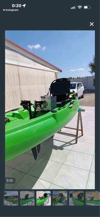 Kayak de pedales verde con 2 cañas y accesorios.