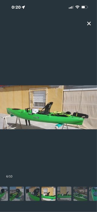 Kayak de pedales verde con 2 cañas y accesorios.
