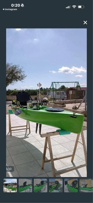 Kayak de pedales verde con 2 cañas y accesorios.