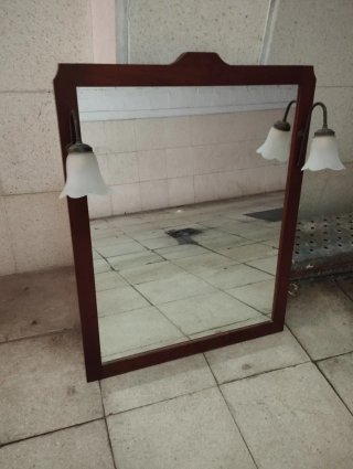 Espejo de madera con 2 apliques de luz (focos)