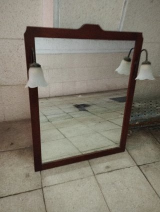 Espejo de madera con 2 apliques de luz (focos)