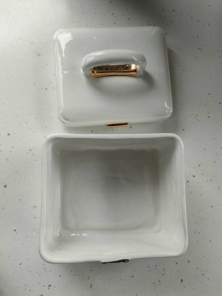 Scatola portaoggetti vintage in ceramica bianca