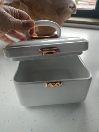 Scatola portaoggetti vintage in ceramica bianca