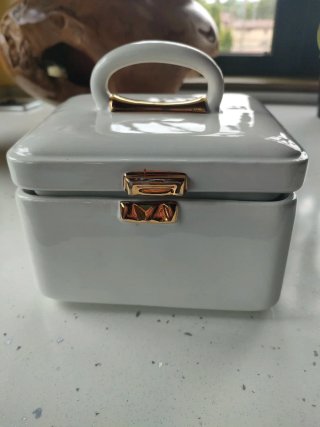 Scatola portaoggetti vintage in ceramica bianca
