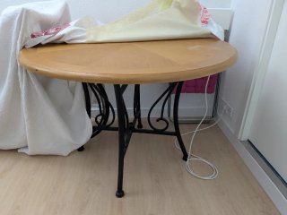 Mesa y sillas metalicas