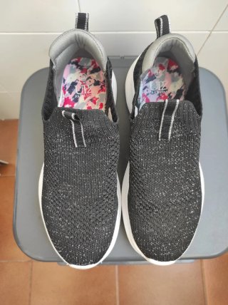 Zapatillas deportivas negras y plateadas