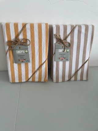 2 nuove Tovaglie a righe Giallo e Beige x12 posti