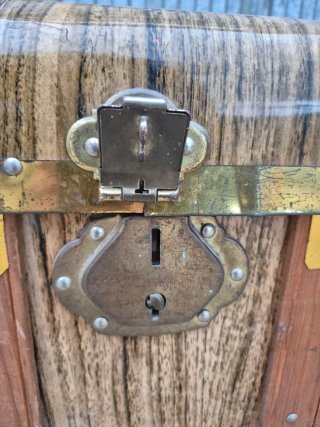 Baúl antiguo madera y metal