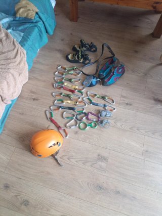 Attrezzatura da arrampicata: casco, moschettoni e altro