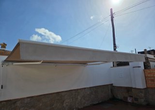 Toldo de fachada beige