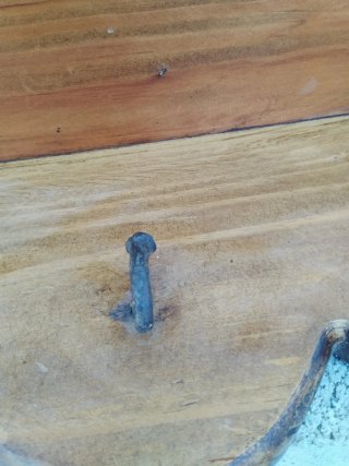 Perchero de madera antiguo con ganchos