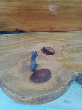 Perchero de madera antiguo con ganchos