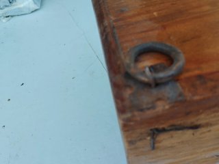 Perchero de madera antiguo con ganchos