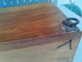 Perchero de madera antiguo con ganchos
