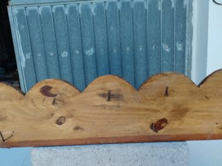 Perchero de madera antiguo con ganchos
