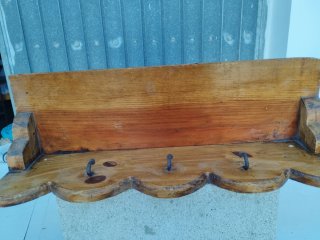 Perchero de madera antiguo con ganchos