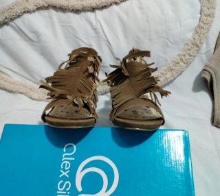 Sandalias tacón flecos marrón