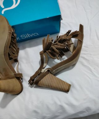 Sandalias tacón flecos marrón