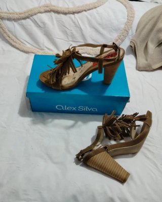 Sandalias tacón flecos marrón