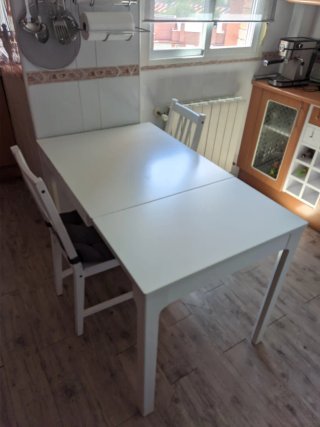 Mesa y 2 sillas de cocina blancas
