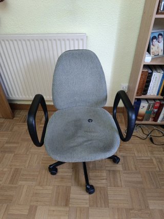 Silla de oficina gris