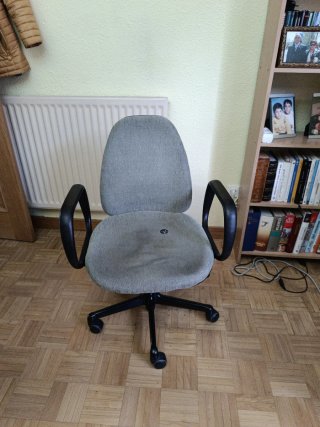 Silla de oficina gris