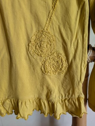 Camiseta amarilla niña manga larga algodón.