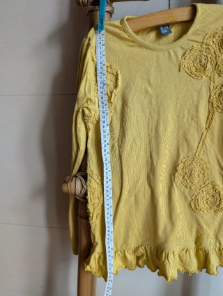 Camiseta amarilla niña manga larga algodón.