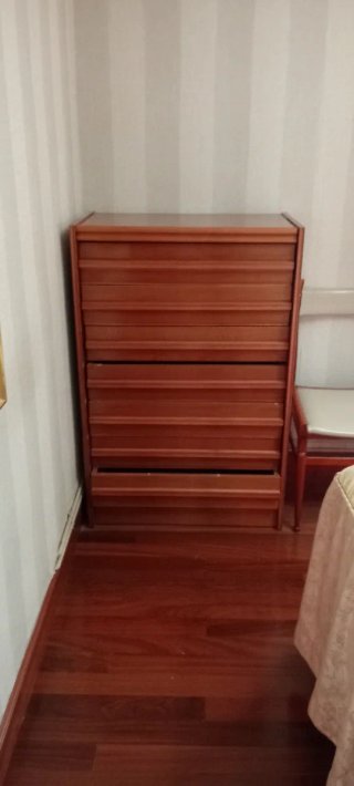 Se regala Taquillón de madera con cajones.