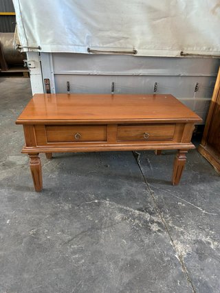 Mesa de centro de madera con cajones