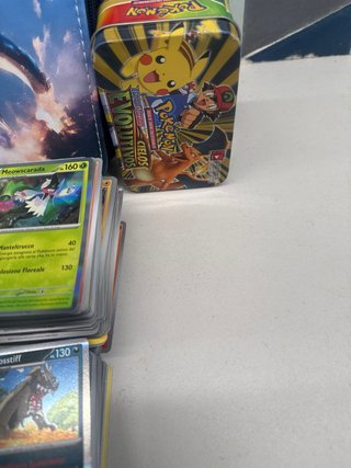 Álbum +900 Cartas Pokémon + Caja Metálica