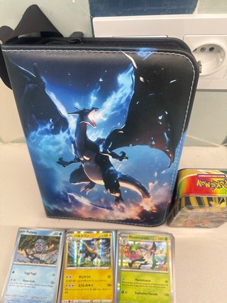 Álbum +900 Cartas Pokémon + Caja Metálica