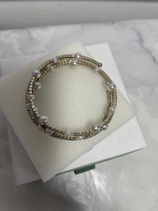 Bracciale in metallo con 28 perle