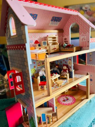 Casita de muñecas de madera con muñecos