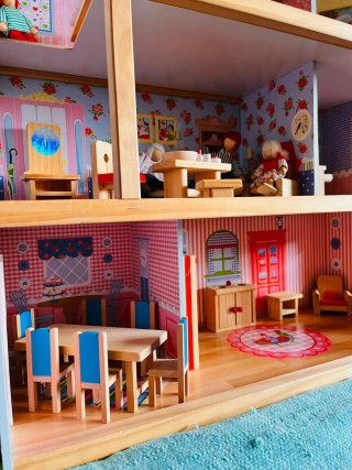 Casita de muñecas de madera con muñecos