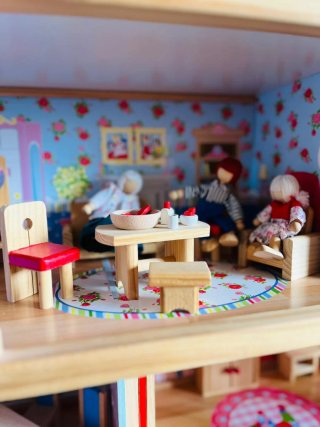 Casita de muñecas de madera con muñecos