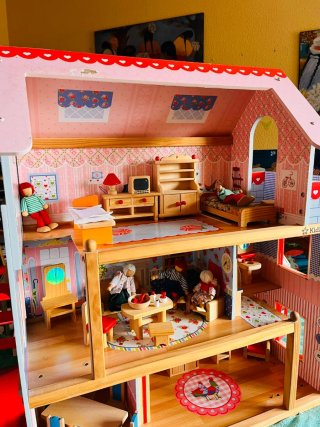 Casita de muñecas de madera con muñecos