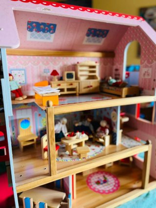 Casita de muñecas de madera con muñecos