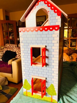 Casita de muñecas de madera con muñecos