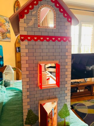 Casita de muñecas de madera con muñecos