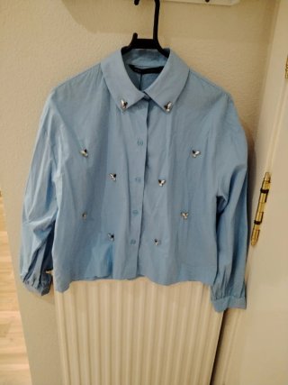 Camisa crop Zara azul con abalorios Talla XS