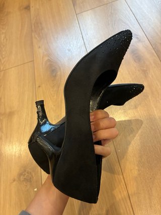 Tacones negros adornados talla 38