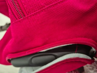 Bolsa de viaje roja con ruedas y asa.