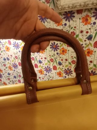 Bolso de piel amarillo y marrón