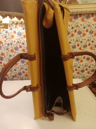 Bolso de piel amarillo y marrón