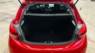 PEUGEOT 208 1.6 BlueHDi  Funcionando con golpe