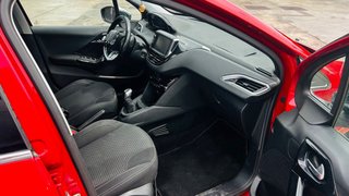 PEUGEOT 208 1.6 BlueHDi  Funcionando con golpe